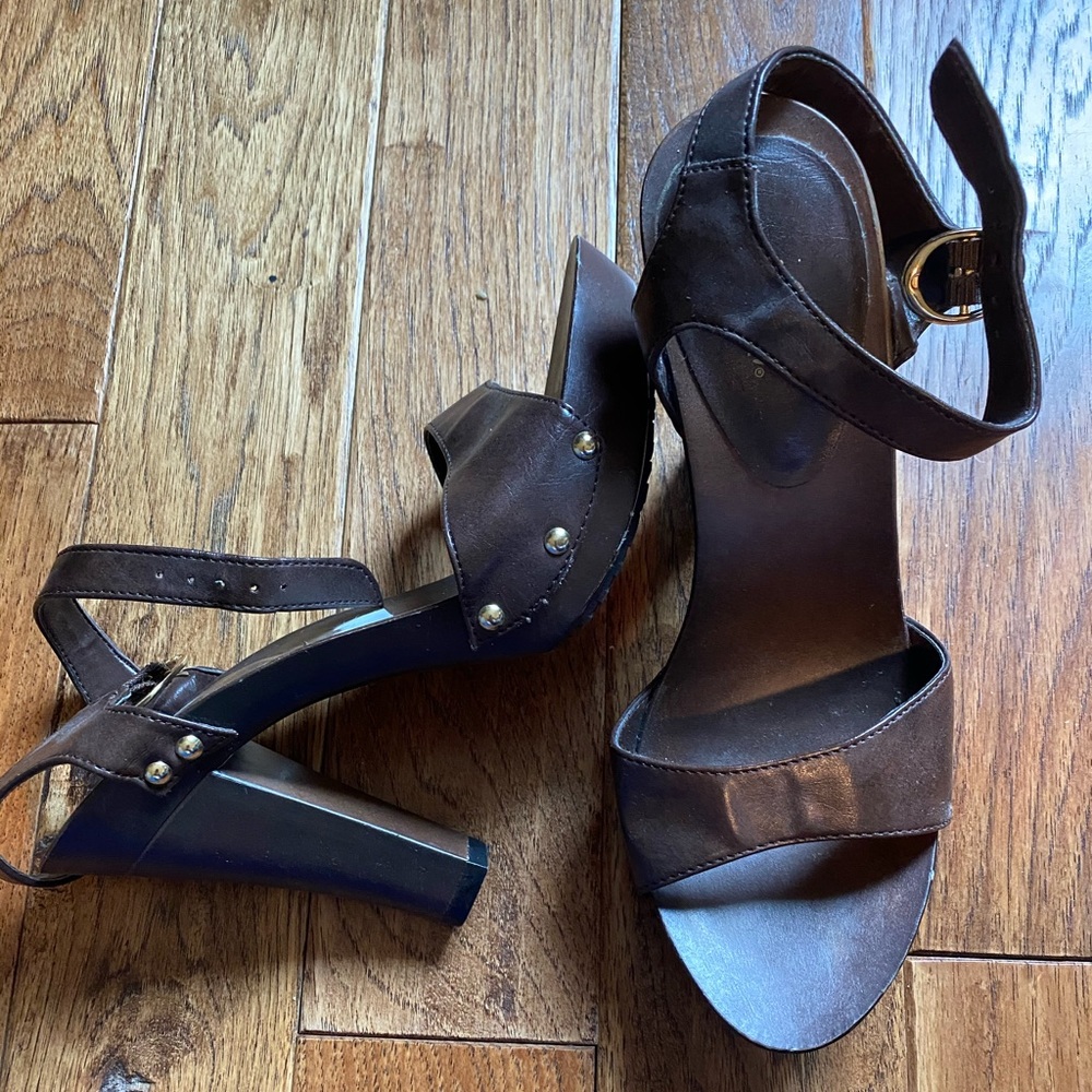 Fioni brown heels